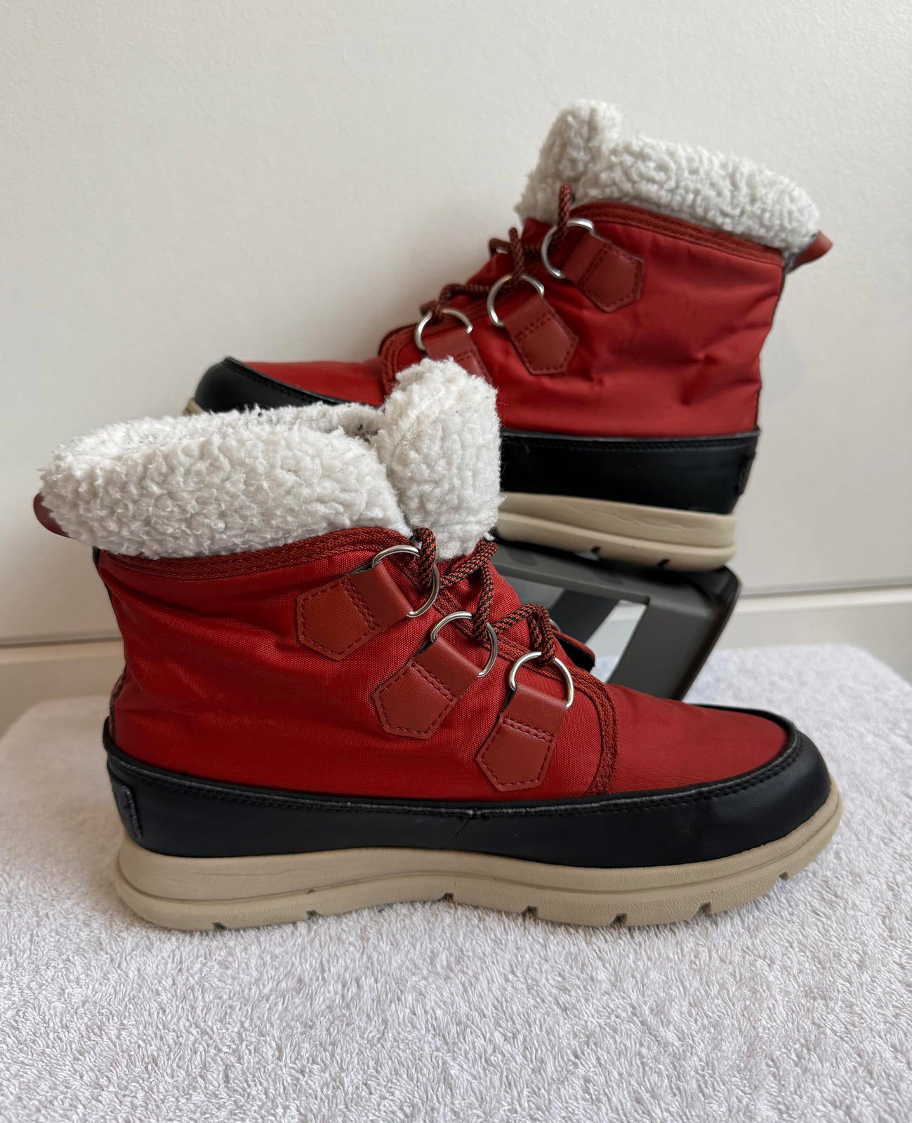 Sorel Explorer Carnival boots red / black size 6 (sku 19)