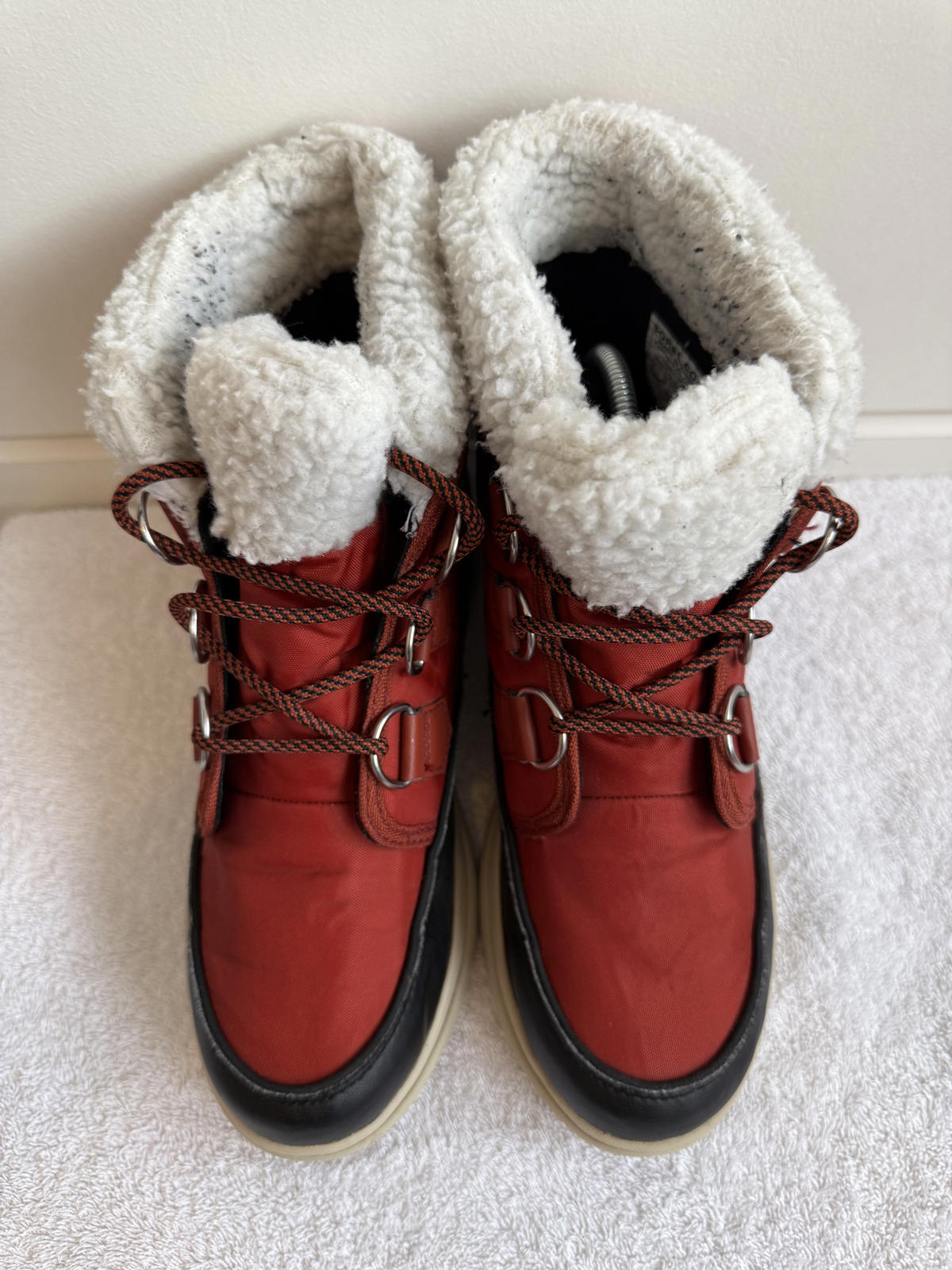 Sorel Explorer Carnival boots red / black size 6 (sku 19)
