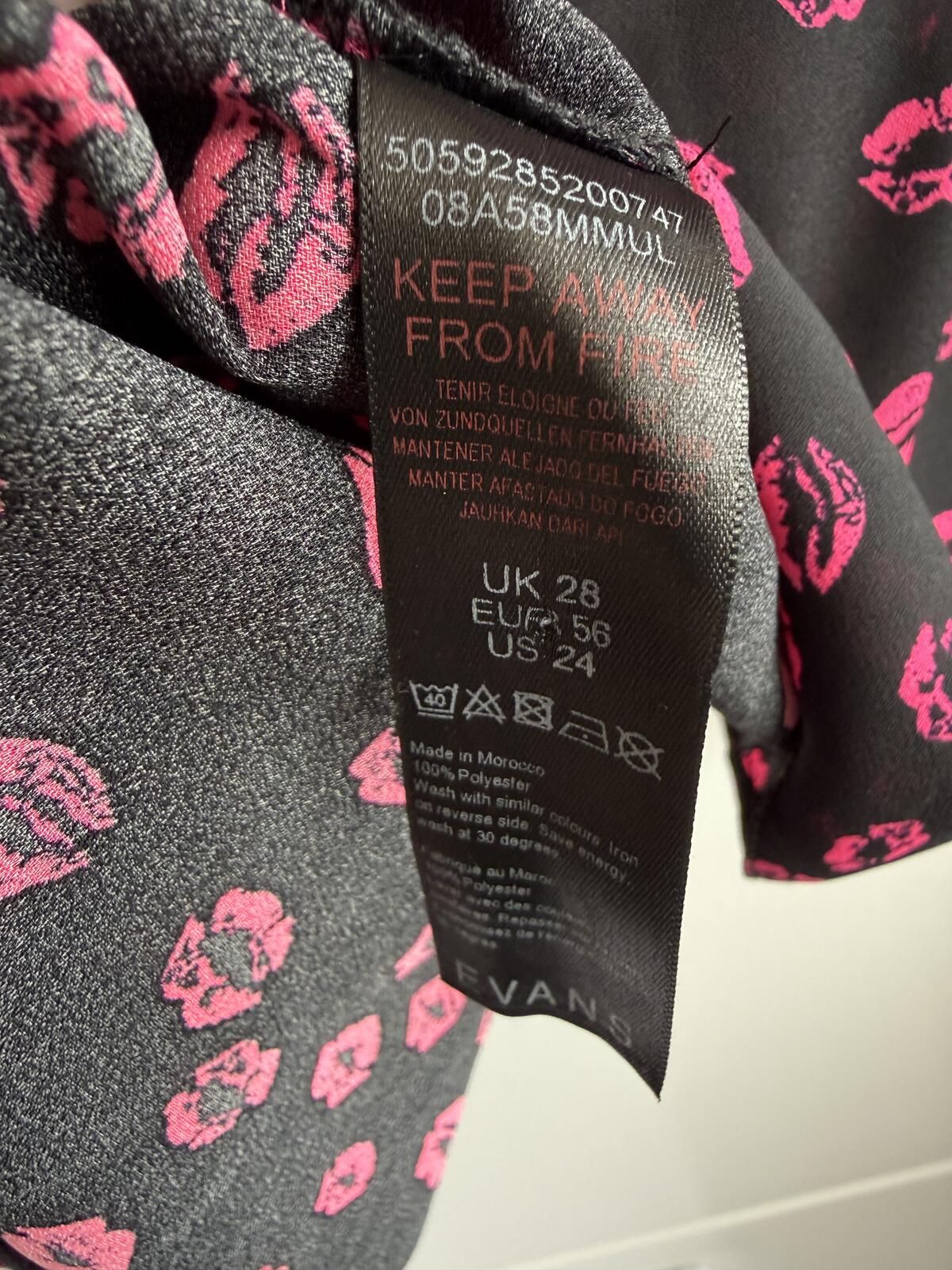 Evans Black blouse "lips" size 26 (sku H4)