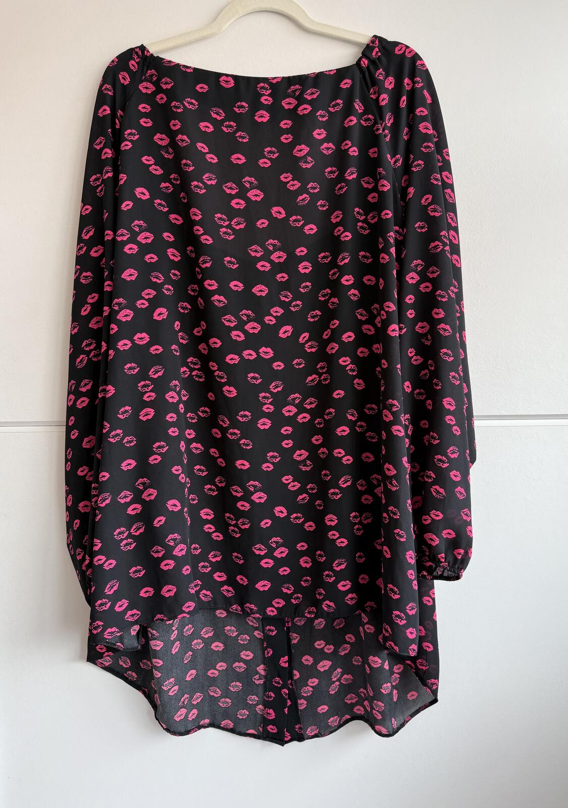 Evans Black blouse "lips" size 26 (sku H4)