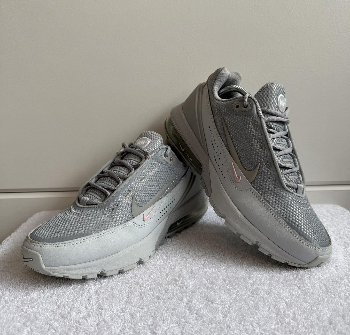 Nike Air Max Pulse Women's Shoe "Grey/Pure Platinum" size 6 (sku 17)