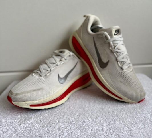 Nike Vomero 18 Platinum Tint/Siren Red size 6.5 (sku 016)