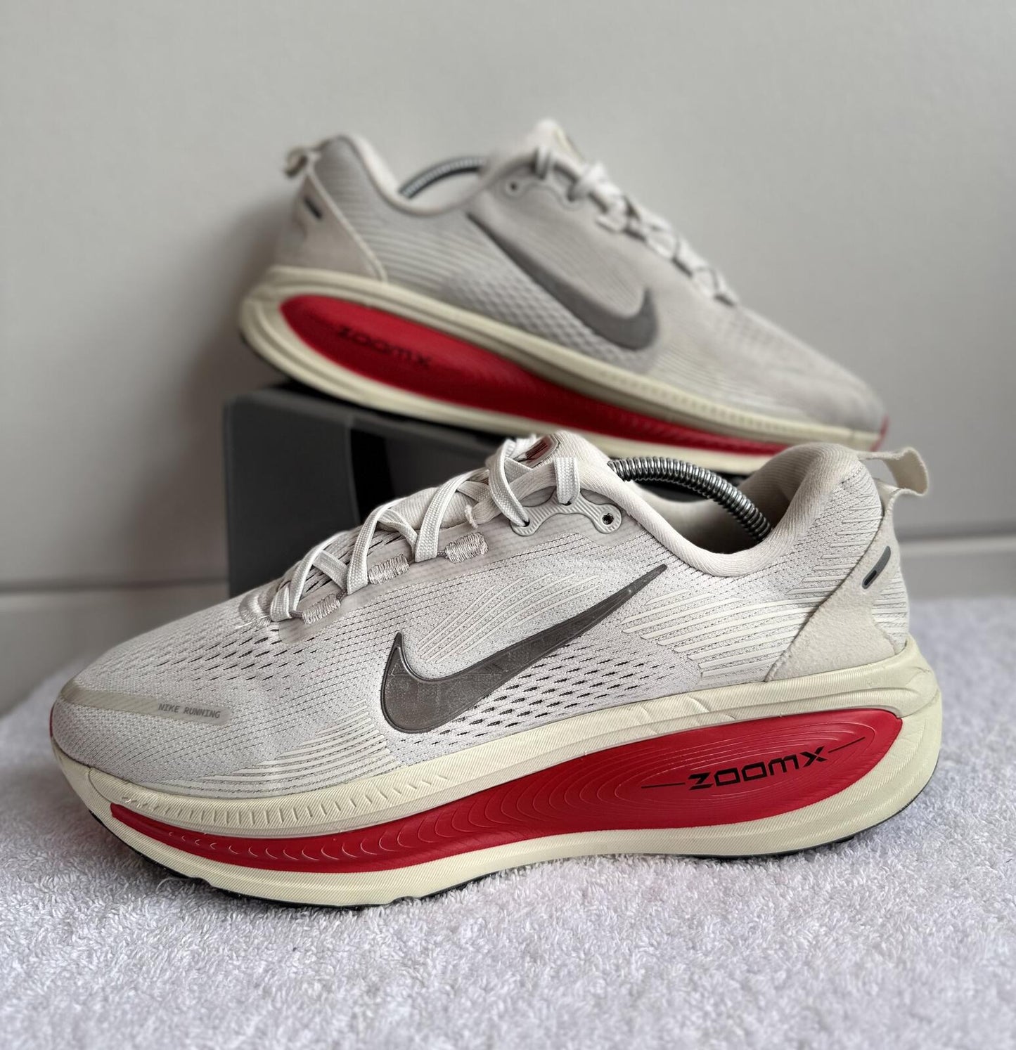 Nike Vomero 18 Platinum Tint/Siren Red size 6.5 (sku 016)