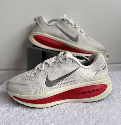 Nike Vomero 18 Platinum Tint/Siren Red size 6.5 (sku 016)