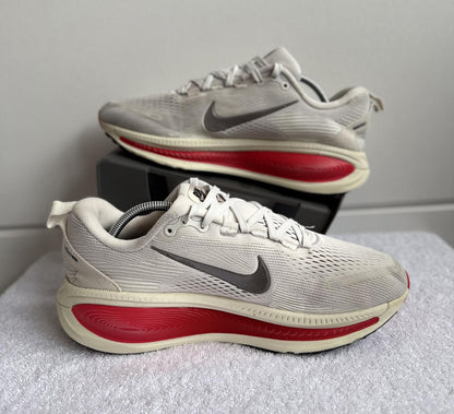 Nike Vomero 18 Platinum Tint/Siren Red size 6.5 (sku 016)