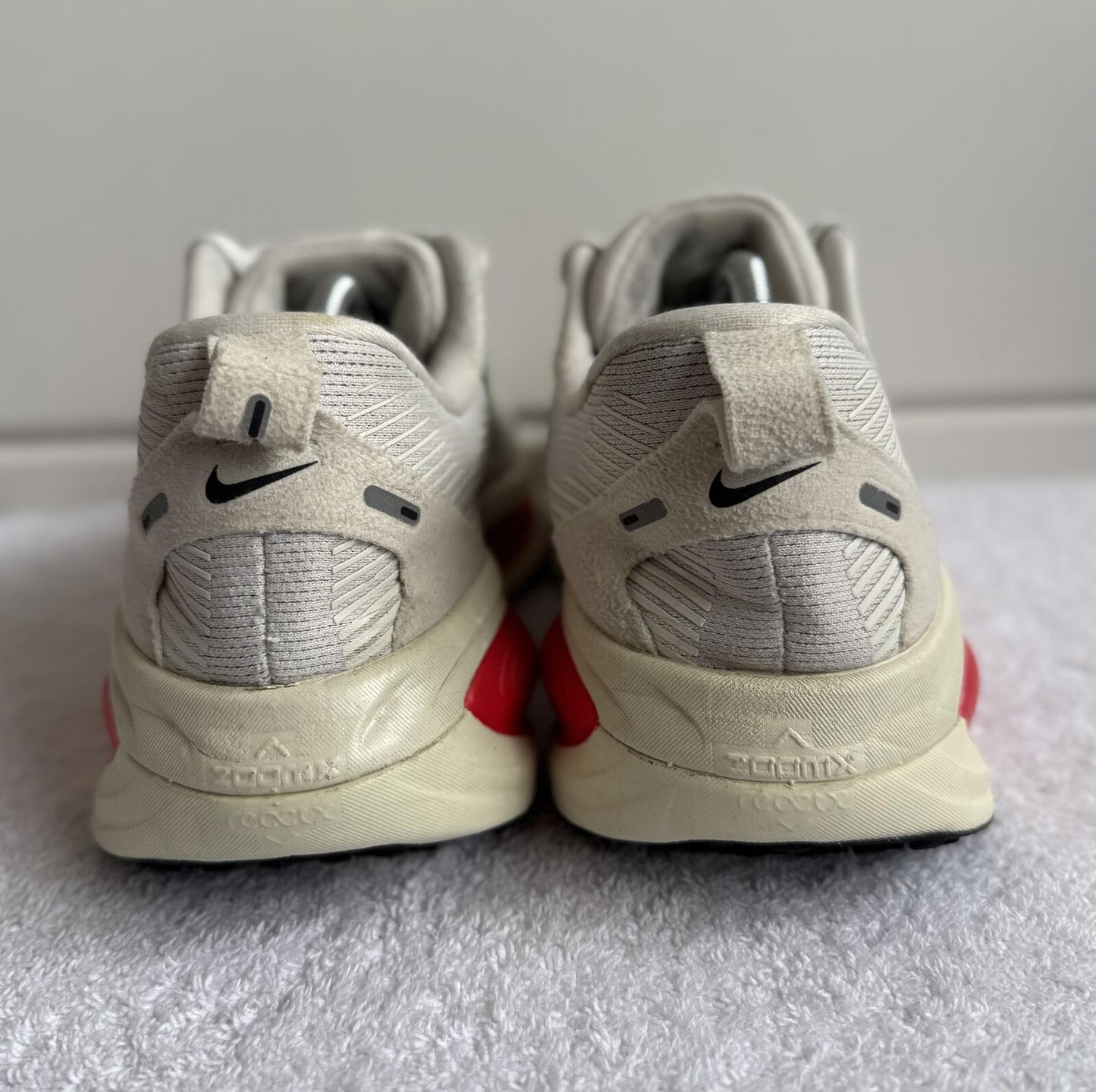 Nike Vomero 18 Platinum Tint/Siren Red size 6.5 (sku 016)